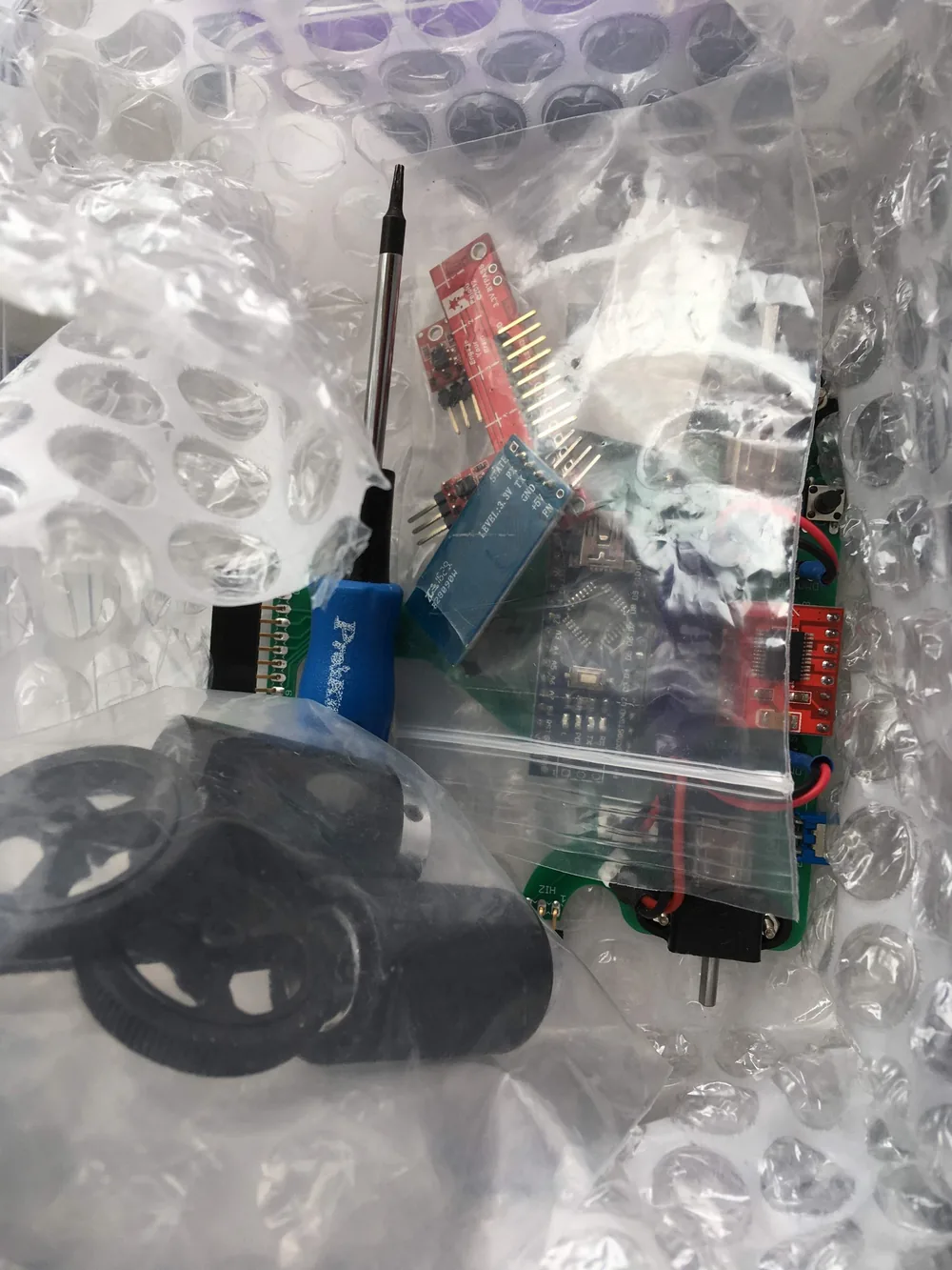 Componentes de Open Lamborghino recién llegados, todavía en su bolsa